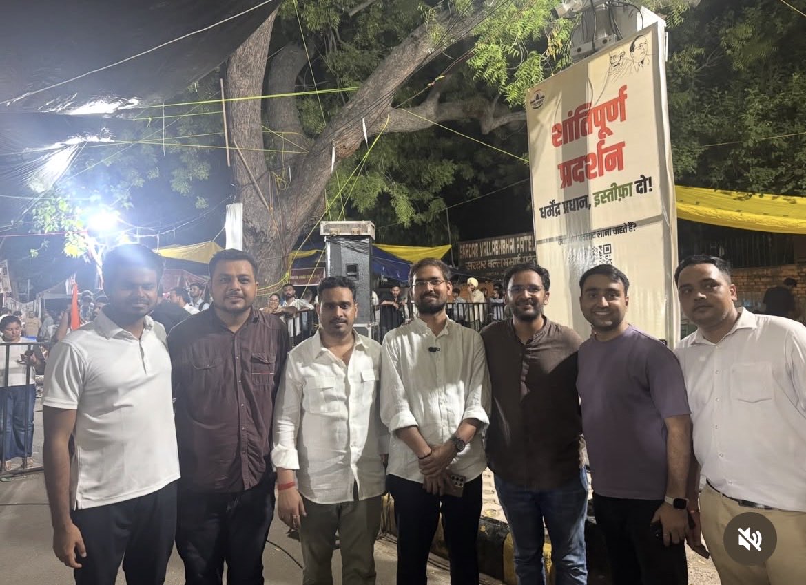 Deepaksingh1133's tweet photo. तानाशाह का अहंकार पहले है …

और अंत में तानाशाह ने अपना हत्यार डाल ही दिया और शांतिपूर्ण प्रोटेस्ट को पुलिस द्वारा आज सुबह सुबह रौन्द दिया गया । 

आप सभी युवा साथियों से अपील इस तानाशाही के ख़िलाफ़ सड़क पर उतरना होगा । 

@followers @AamAadmiParty https://t.co/iVycUTTnBS