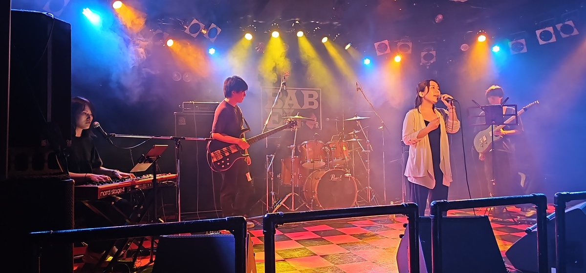keika9999's tweet photo. 綾ちゃんのバンド観たぞー！
曲知らんけどふんわりした曲調が声あってよかった＼(^o^)／ https://t.co/3NnzfsN9VY