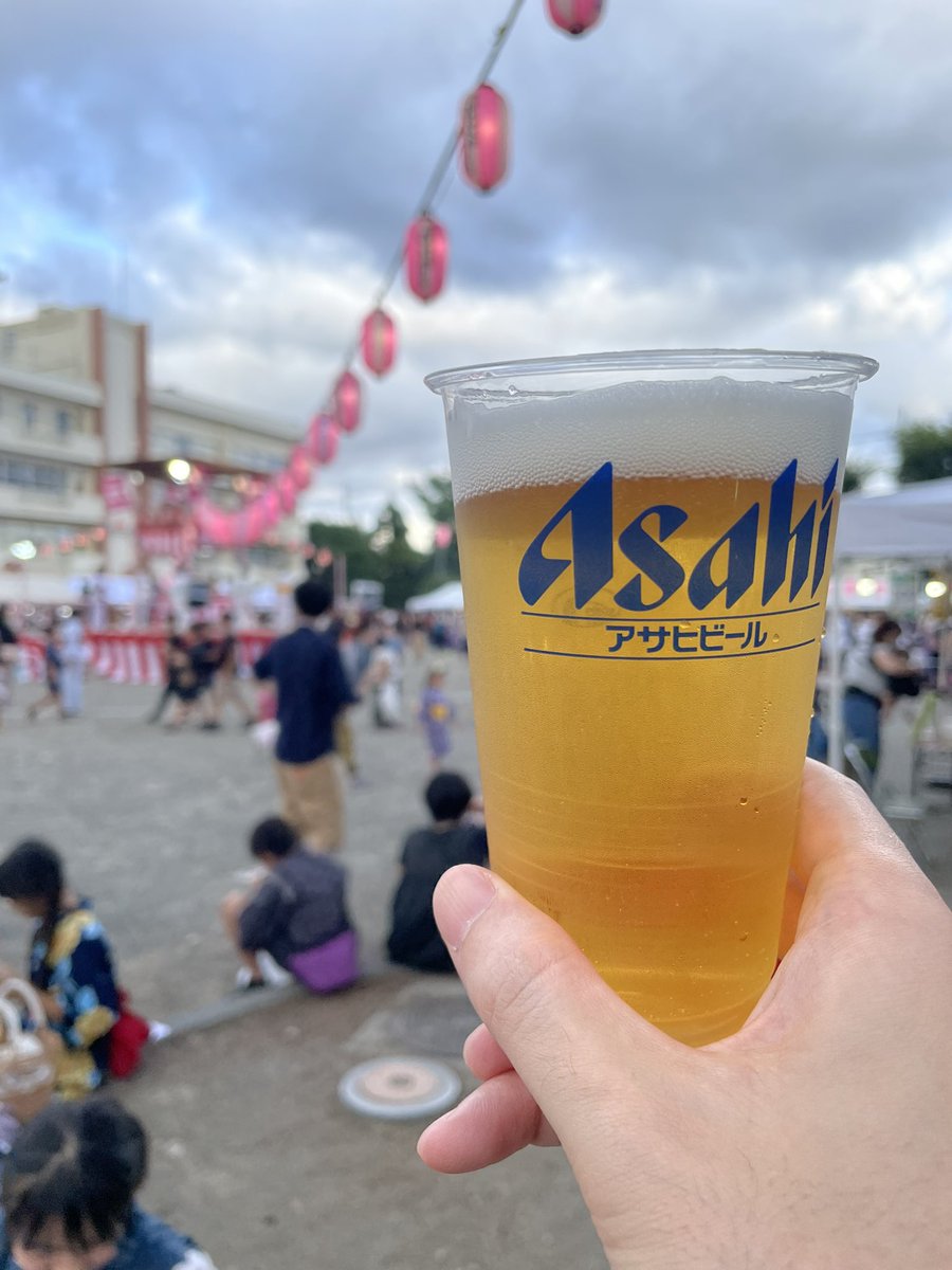 sueccchi's tweet photo. 地元の盆踊り大会。小学校で飲むビールは美味い https://t.co/t4SbTDm3CM