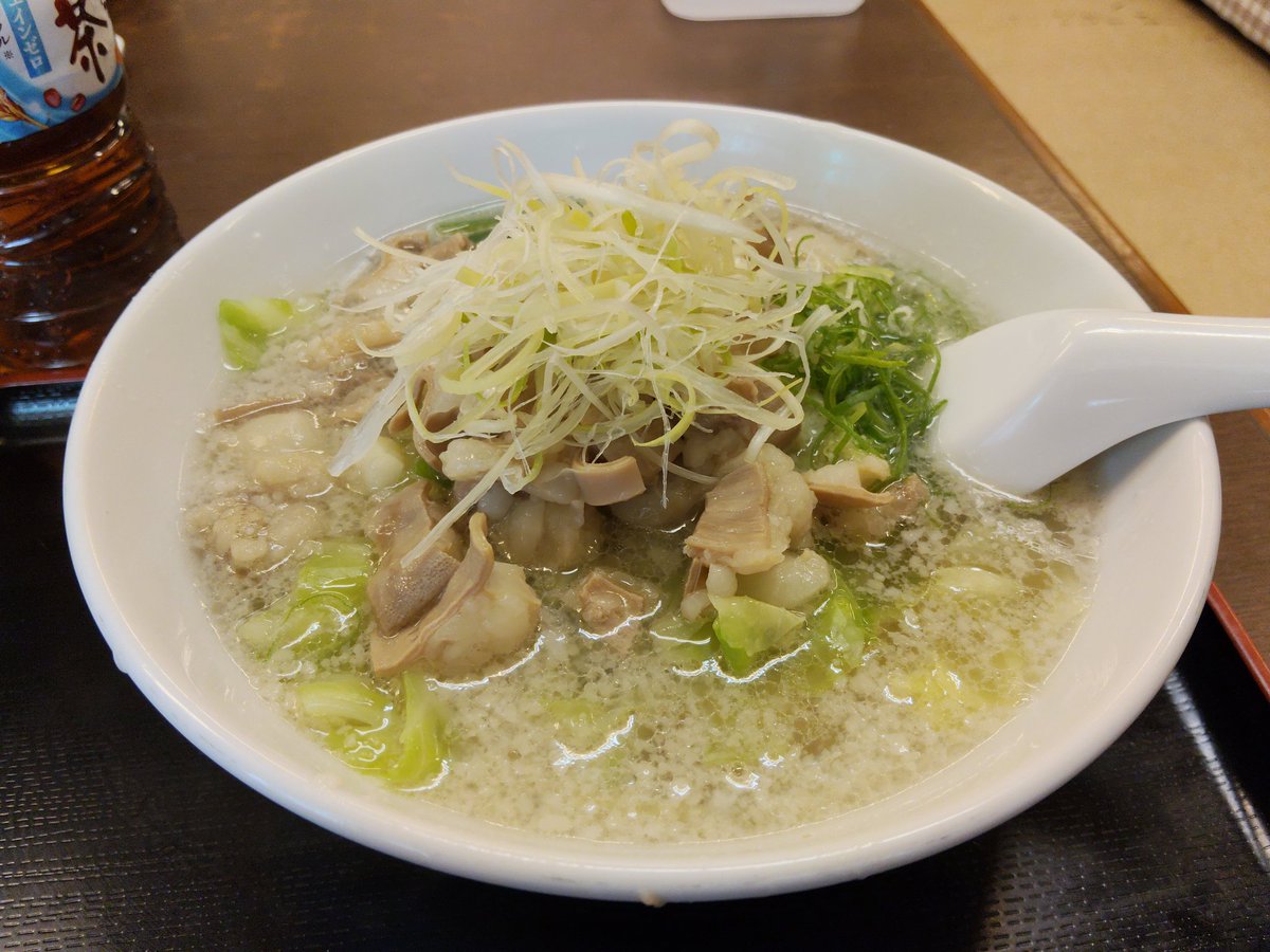 Ryo0227y's tweet photo. 載せ忘れてたけど、「ほうれんそう」の塩ホルモンラーメン。
これ、旨味が凄い。そら並ぶわ。 https://t.co/haNu1hHJ43