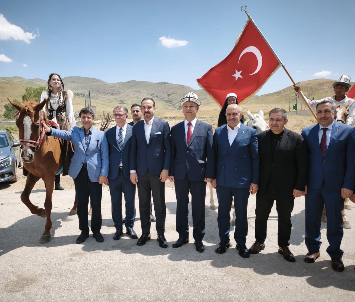 K_Turkmenoglu_V's tweet photo. 📍 Erciş / Ulupamir

Kırgız Cumhuriyeti’nin bağımsızlığının 35. yılı dolayısıyla düzenlenen 12. Ulupamir Kültür Şöleni programına katıldık.

AK Parti Genel Başkan Yardımcımız, Türk Devletleri ile İlişkiler Başkanımız Sayın Prof. Dr. Kürşad Zorlu, Kırgızistan Büyükelçisi Sayın Ruslan Kazakbaev, Van Valimiz Sayın Ozan Balcı, Van Milletvekilimiz Sayın Burhan Kayatürk, AK Parti Van İl Başkanımız Sayın Abdulahat Arvas, kıymetli protokol üyelerimiz ve hemşehrilerimizle birlikte bu anlamlı programda bir araya geldik.

Ortak tarihimizin, kültürümüzün ve kardeşlik bağlarımızın en güzel örneklerinden biri olan Ulupamir’de, birlik ve beraberliğimizi pekiştiren bu güzel buluşmanın hayırlara vesile olmasını diliyor; Kırgız Cumhuriyeti’nin bağımsızlığının 35. yılını en içten dileklerimle kutluyorum.

🇹🇷🇰🇬 Türkiye ile Kırgızistan arasındaki kardeşlik bağları daim olsun.
@zorlu77 @Burhan_Kayaturk