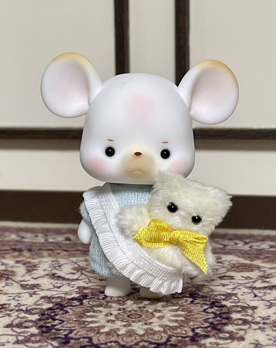 choco_soe's tweet photo. ちゅちゃいちゃんのためのちっちゃいぬいぐるみ作ってみた🪡
約2.5センチ。
抱っことおんぶもできる紐つけたらお出かけも一緒に行けるね。
ぬいぐるみはもう少しブラッシュアップしたいね。
 #monchouchou https://t.co/YQ7aFTKc1e