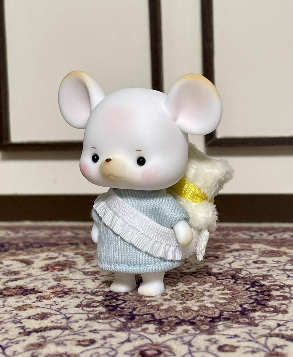 choco_soe's tweet photo. ちゅちゃいちゃんのためのちっちゃいぬいぐるみ作ってみた🪡
約2.5センチ。
抱っことおんぶもできる紐つけたらお出かけも一緒に行けるね。
ぬいぐるみはもう少しブラッシュアップしたいね。
 #monchouchou https://t.co/YQ7aFTKc1e