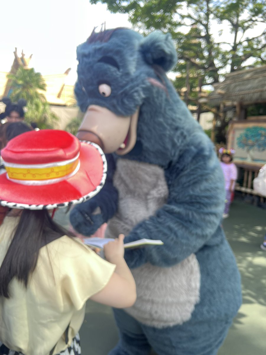 _mitsuki_1458's tweet photo. ジャングルブックに出てくるクマのキャラクター〔バルー〕にサイン貰ってグータッチ🤜⋆͛🤛 https://t.co/Y562E2zVpL
