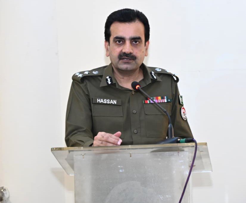Mahmood52153556's tweet photo. واہ کینٹ پولیس کی بےحسی ,نااہلی کی انتہاایک معذورشہری پرتشددہوا، چوکی نمبر 3 پولیس نےملزم کوپکڑنے کے بجائے مظلوم کو ہی 'سی سی ٹی وی فوٹیج' ڈھونڈنے کا حکم دے دیا۔کیا پولیس کاکام اب مظلوم سےتفتیش کروانارہ گیاہے؟
#WahCantt #RawalpindiPolice #Injustice #ShameOnPolice #CPORawalpindi https://t.co/JwHjkzPOBY