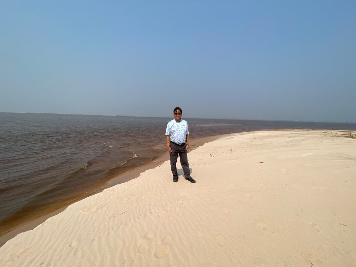 HideOGAWA_AmbJP's tweet photo. Dimanche 12 juillet - À l’initiative d’un agent congolais de la JICA, entitulé « One Japan DRC », certains membres　 intéressés de la JICA et de l’ambassade ont affrété un bateau pour aller pique-niquer une demi-journée sur un îlot du fleuve Congo. Il s’agissait de l’île Kamina, un grand banc de sable qui n’apparaît qu’en saison sèche, comme aujourd’hui, et qui se trouve du côté de Kinshasa, juste à la limite de la frontière fluviale avec la République du Congo, mais qui n’apparaît sur aucune carte : une « île fantôme ». Mis à part le sable blanc et des nuées d’oiseaux aquatiques noirs, il n’y avait rien sur ce banc de sable ; mais comme il est probablement lessivé pendant la période où il est submergé, c’était un moment étrange où, à chaque pas, le sable crissait et émettait un son de sable chantant.
Nous avons pu renforcer nos liens d'amitié avec l’équipe de la JICA, avec laquelle nous menons ensemble des projets de coopération internationale ici, et je remercie sincèrement toutes les personnes qui ont eu cette idée et l’ont mise en œuvre.

日曜日、JICAのコンゴ人職員さんの主導でJICA・大使館有志で船をチャーターし、コンゴ川の中州に半日のピクニックに行きました。カミナ島（Kamina）という現在のような乾季だけ姿を現す大きな中洲で、コンゴ共和国との河川国境のぎりぎりキンシャサ側にありますが地図には出てこない「幻の島」です。白い砂と黒い水鳥の群れ以外は何もない砂洲ですが水没している時期に洗われるためか、一歩毎にキュッキュッと鳴き砂が音を立てる不思議な時間でした。
ここで共に国際協力事業に取り組むJICAチームとの親睦を深められ、発案・実行してくださった皆さまに感謝です。