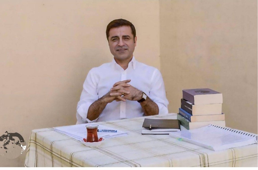 mslm_syn's tweet photo. #SelahattinDemirtaş
Bir yazar,şair,siyasetçi ve hukukçu olarak yaşamının en verimli on yılını çaldılar.!
 Yine de #AZKALDI diyor.!

"...Can garip, can suskun,
 Can paramparça
 Ve ellerim kelepçede..!"
  A.Arif
AYM ve AİHM'ne göre serbest kalmalıdır.
#SelahattinDemirtaşaÖzgürlük https://t.co/NxPB3V0CoG