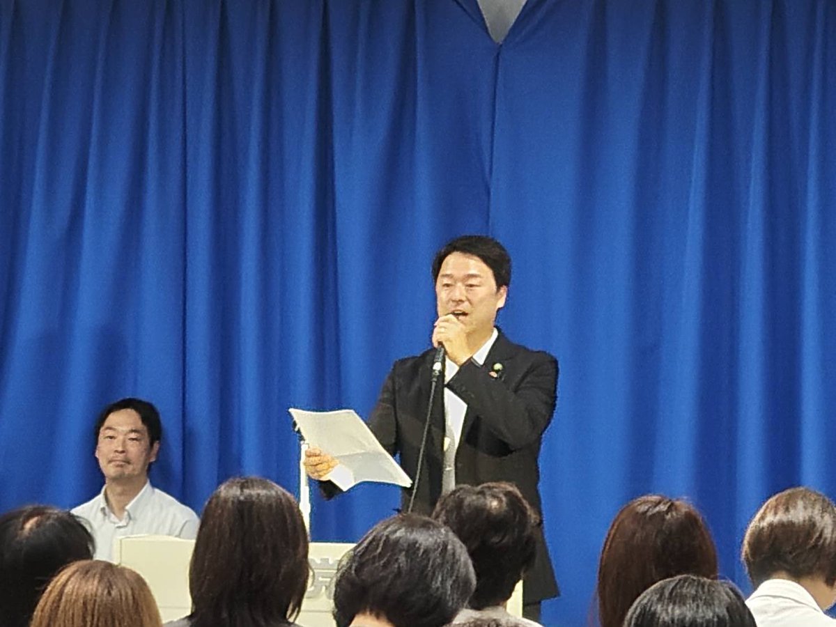 Hiro_Ishikawa's tweet photo. 今日は大阪府本部の議員総会！

東淀川区の森市議の素晴らしい活動報告、司参議院議員からの国政報告の後、私から重ねて国政報告と共に、暑い日々が続きますが、公明党らしく全力で現場を走りましょう！と呼びかけさせて頂きました。

頑張ります！！ https://t.co/fN9fI72cGh