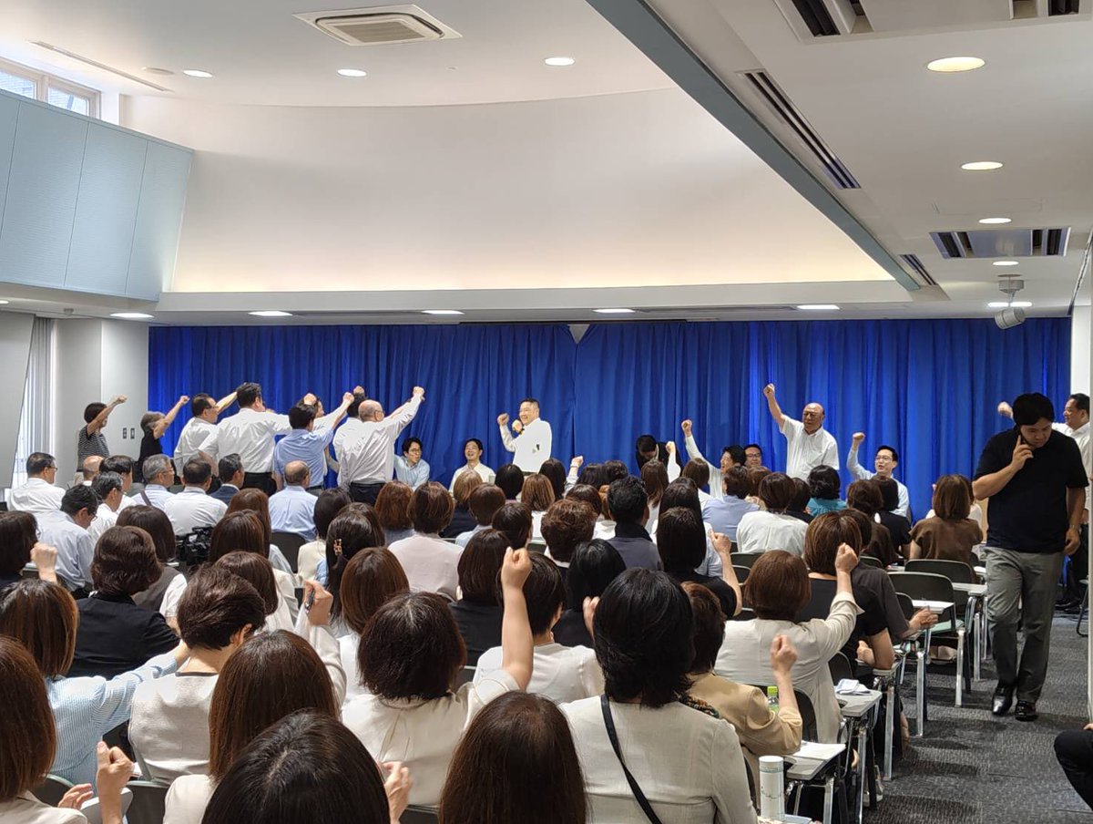 Hiro_Ishikawa's tweet photo. 今日は大阪府本部の議員総会！

東淀川区の森市議の素晴らしい活動報告、司参議院議員からの国政報告の後、私から重ねて国政報告と共に、暑い日々が続きますが、公明党らしく全力で現場を走りましょう！と呼びかけさせて頂きました。

頑張ります！！ https://t.co/fN9fI72cGh