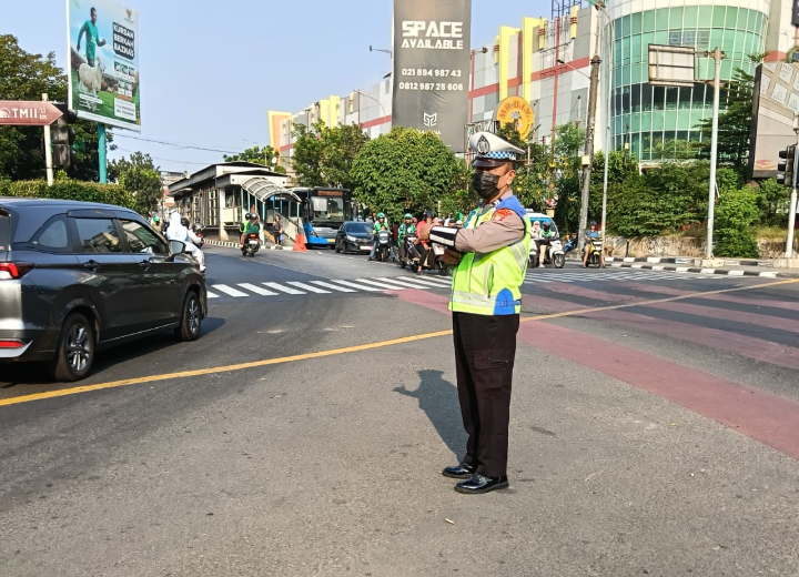 TMCPoldaMetro's tweet photo. 16.05 Situasi arus lalu lintas di Traffic light Garuda Taman Mini Jakarta Timur terpantau ramai lancar. https://t.co/8YTRg312Z7