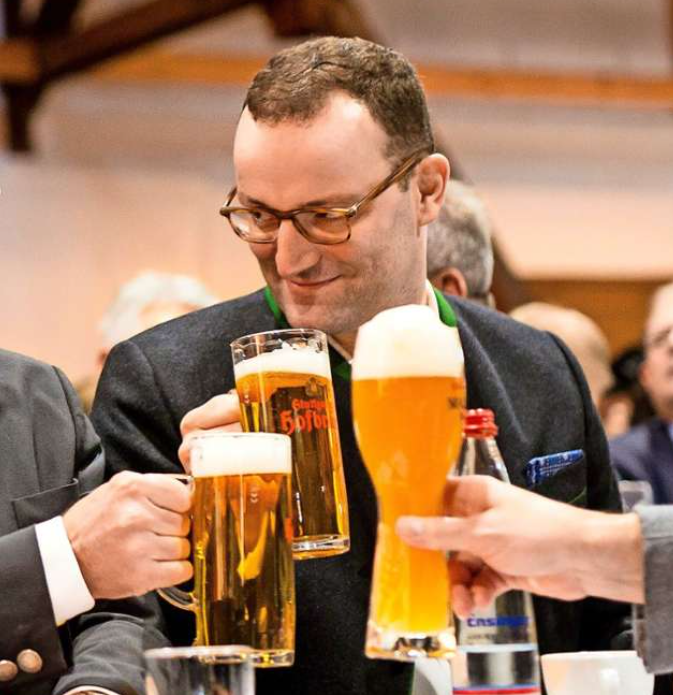 mtaushb's tweet photo. Jens Spahn nachdem er ein umfassendes Alkoholverbot durchgesetzt hat https://t.co/2Q7OeFnQFp