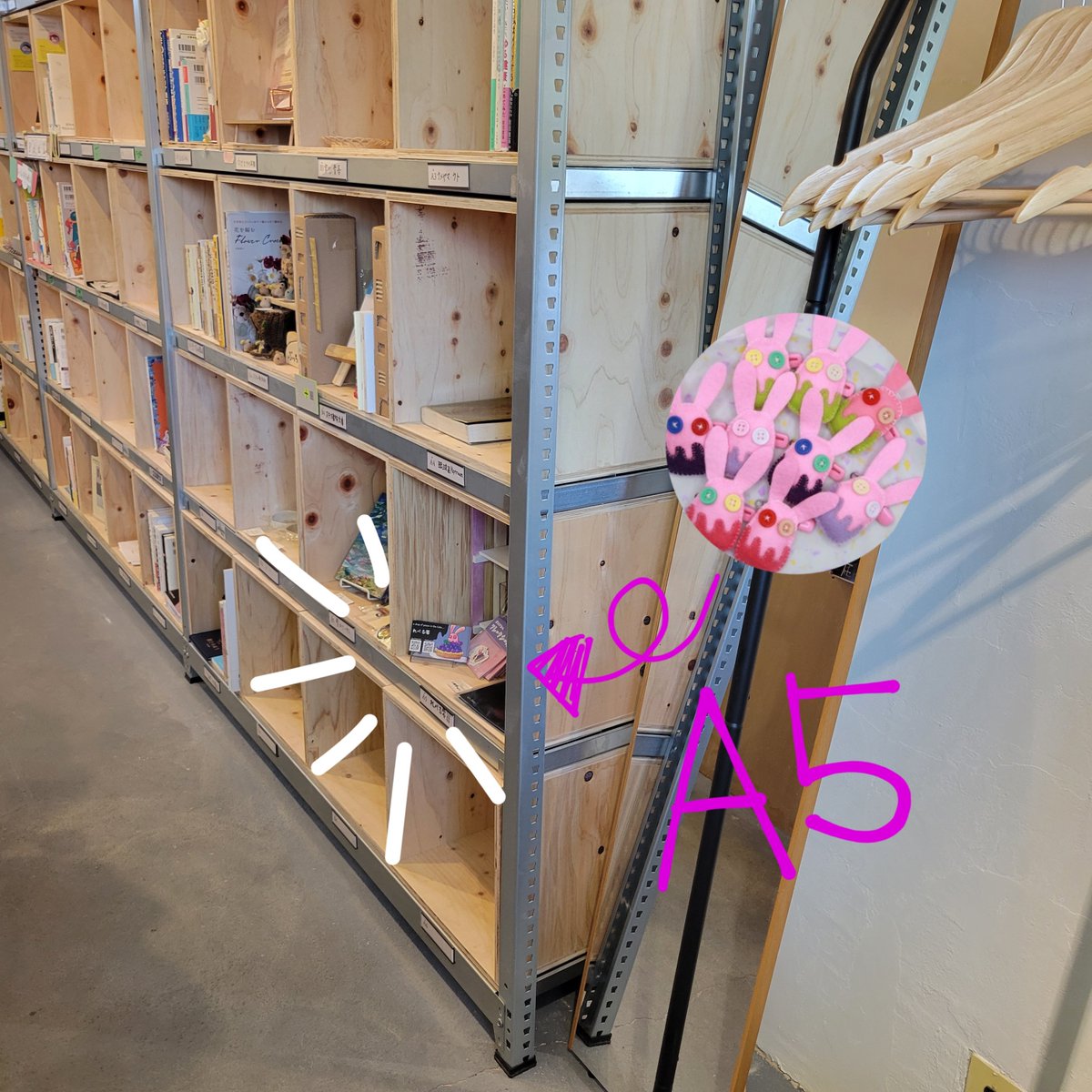 xx_Lv0_xx's tweet photo. 本日 大須に新しく出来ました
シェア型書店【蔵六湖畔】さん @zorokukohan に
正式に入居？してきましたーーー

なんの本を置くか真剣に考えていたんですが
置く予定の元親の小説が上巻行方不明だったので
バカテスを置いておきますꉂ🤣𐤔
笑いたい時にオススメです🫡 https://t.co/XAvHK6bo9K
