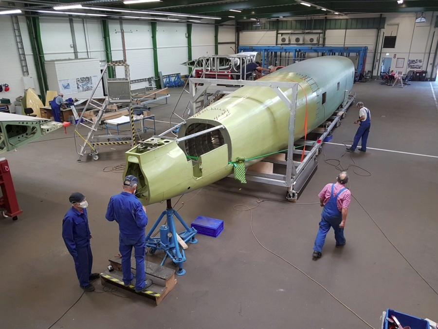 uchujin17's tweet photo. 静態展示機だけど、世界唯一のFw200も「回収された海没残骸現物」と「再建中の様子」「完成状態」の対比はなかなかですよ。この錆び錆びグニャグニャの塊がピカピカの飛行機に戻るなんてどんな魔法だろう、と思います。 https://t.co/7TEXZ1YEAl
