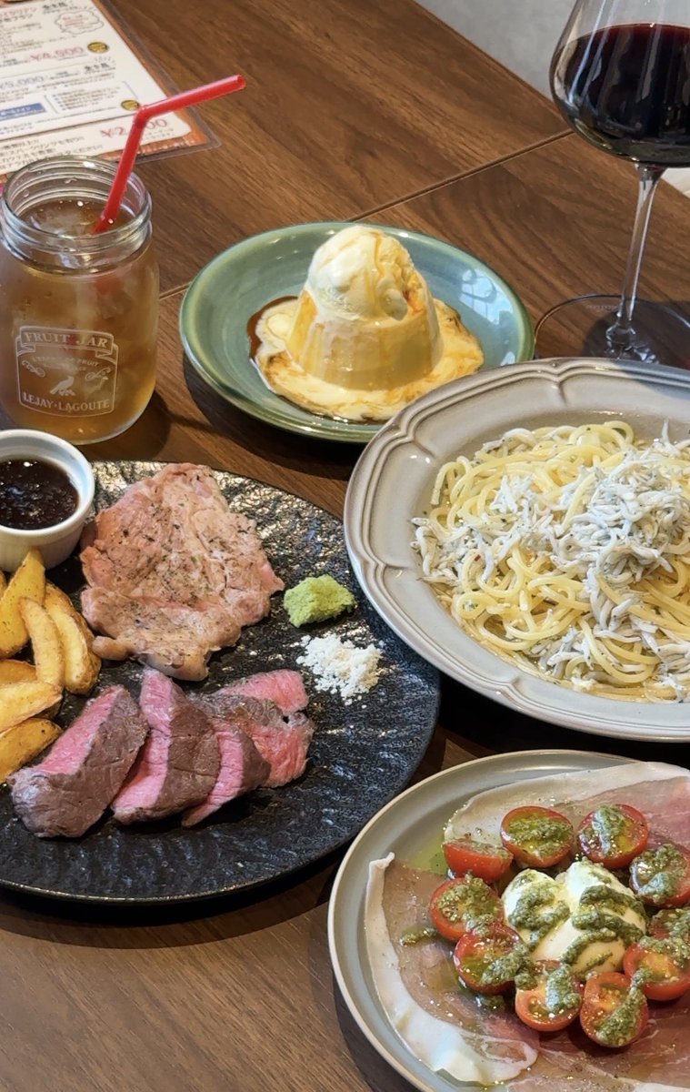 chef_serendip's tweet photo. 高崎駅西口連雀町でお洒落イタリアン見つけた
一階はカウンター、2階にテーブル席、３階は団体用個室もあって色々なシーンで使えそう。
みなかみの育風堂の生ハムを使った前菜
山盛りシラスのペペロンチーノ
麦豚と赤城和牛の2種盛など素材もこだわりあって美味い！ドリンクも種類豊富♪
#more高崎店 https://t.co/9iOLkTb0ve