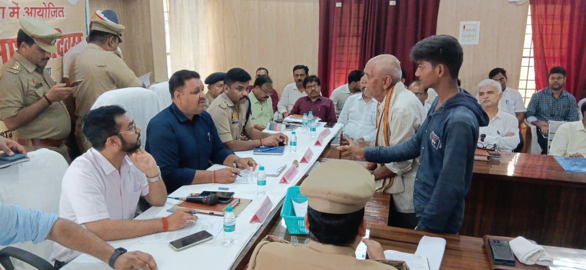 DmAmethi's tweet photo. आज दिनांक 18.07.2026 को तहसील मुसाफिरखाना में आयोजित "सम्पूर्ण समाधान दिवस" के दौरान जनसामान्य की शिकायतों को सुनकर मौके पर संबंधित अधिकारियों को समयबद्ध व गुणवत्तापूर्ण निस्तारण के निर्देश दिए। https://t.co/U1mvLPLR90