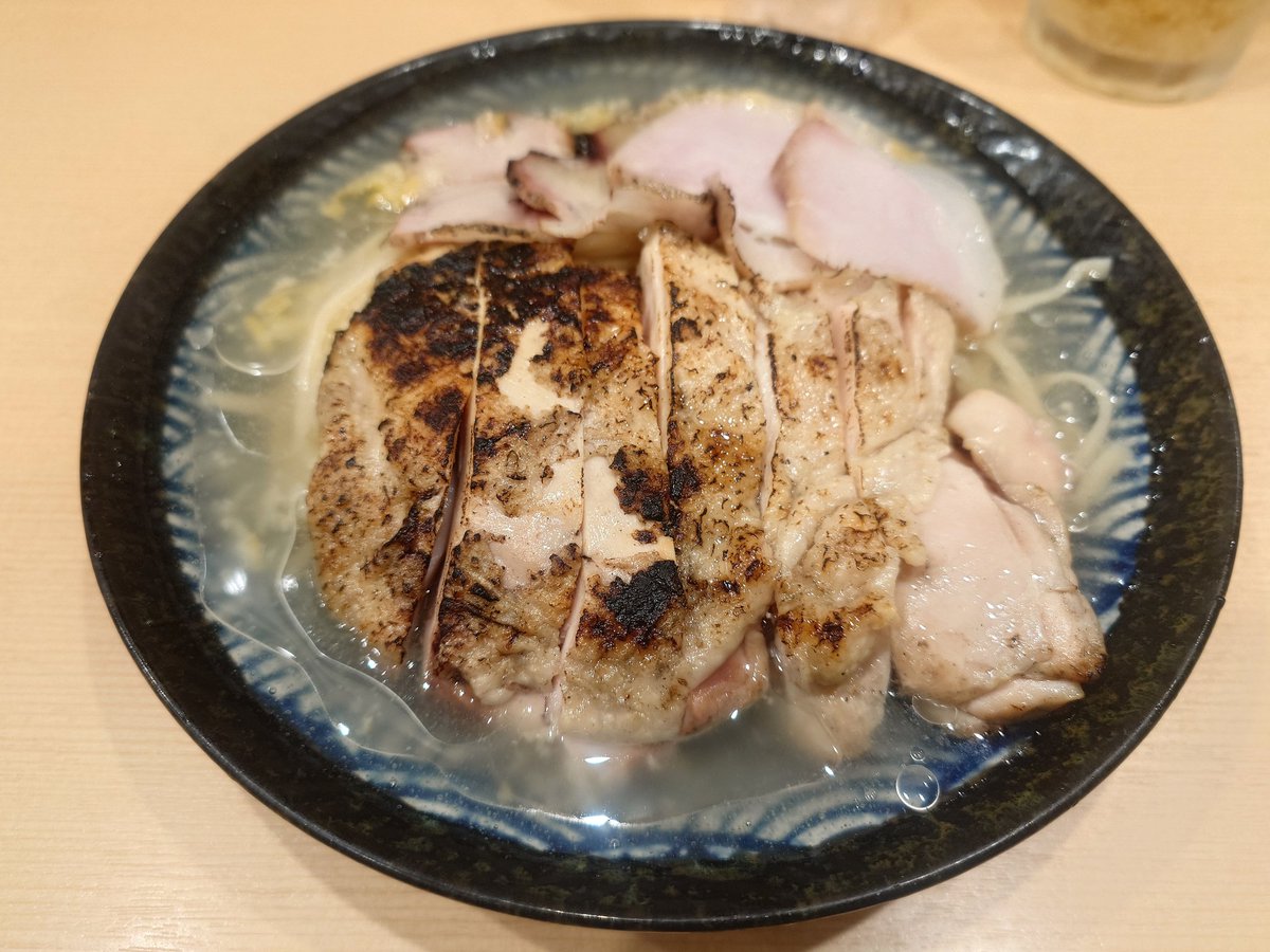 Berserker1017's tweet photo. 7月18日（土）のランチのおかわりは、
　“塩のキラミキ　丹波の朝引きの鶏のももたたき風〜今は令和ですからね〜”

シットリと芳ばしい鶏もも肉に二種のチャーシューがタップリ❤で、まいうぅ〜
薄味のジュレに浸った平打ち麺❤は自分で塩で味を調節して、まいうぅ〜

#Ramen
#アゲイン
#北浜駅 https://t.co/ideDVTRuOs