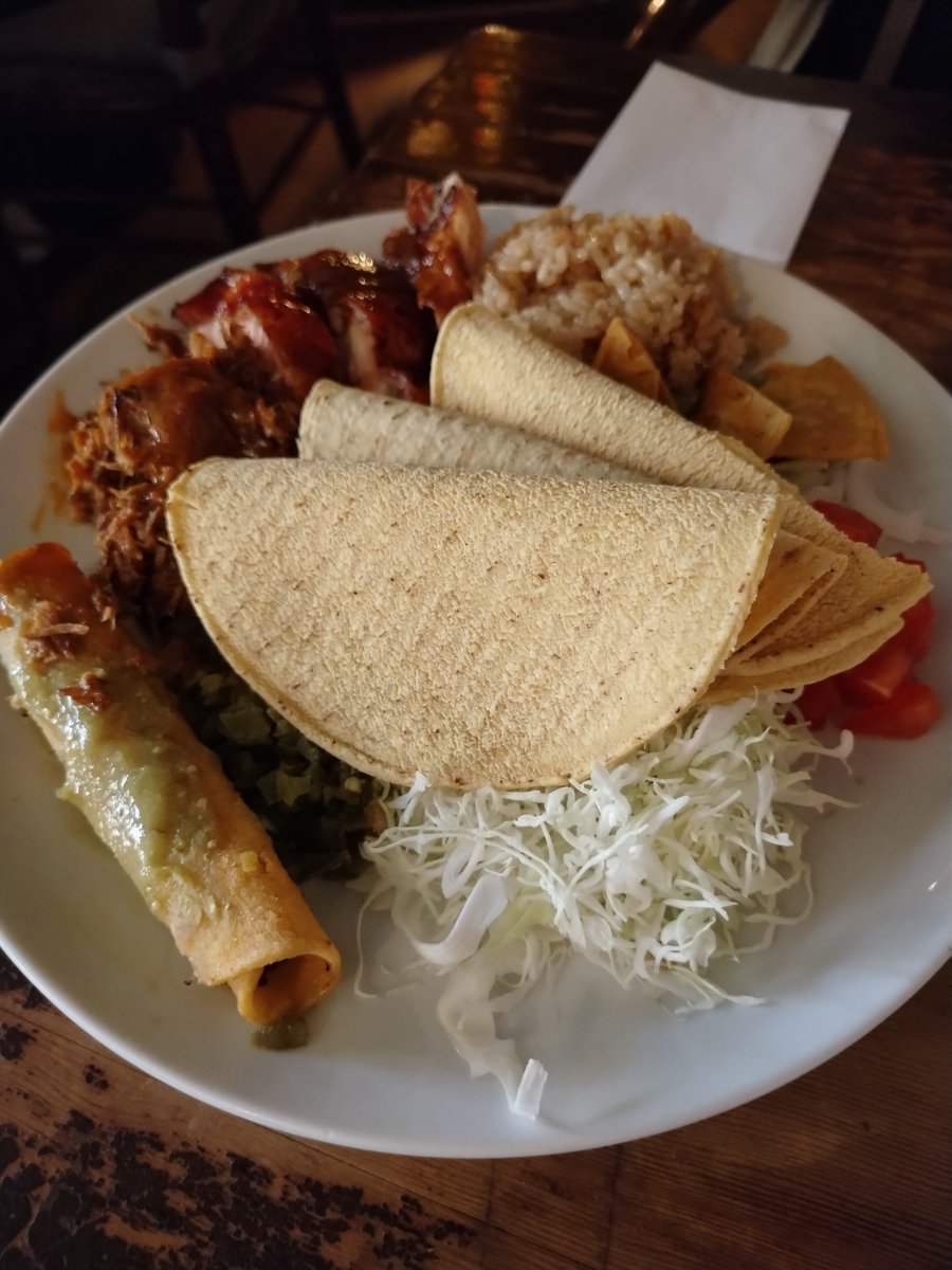 shi_yone's tweet photo. スペイン語圏出身の友人のお誘いで、メキシコ料理を食べに行ってきた。久しぶりに胃が痛くなった（普段は自分で確実に食べられると思う量だけを注文するところ、今回は友人の勢いに負けた）けど、おいしかった。地味ながらケソ（写真2枚目中央のチーズ）のヨーグルトのような酸味に一番ハマった。 https://t.co/VgfMKXCiFk