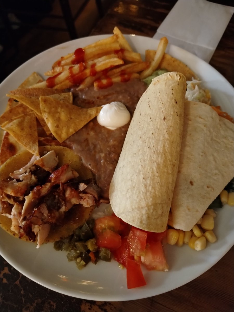 shi_yone's tweet photo. スペイン語圏出身の友人のお誘いで、メキシコ料理を食べに行ってきた。久しぶりに胃が痛くなった（普段は自分で確実に食べられると思う量だけを注文するところ、今回は友人の勢いに負けた）けど、おいしかった。地味ながらケソ（写真2枚目中央のチーズ）のヨーグルトのような酸味に一番ハマった。 https://t.co/VgfMKXCiFk
