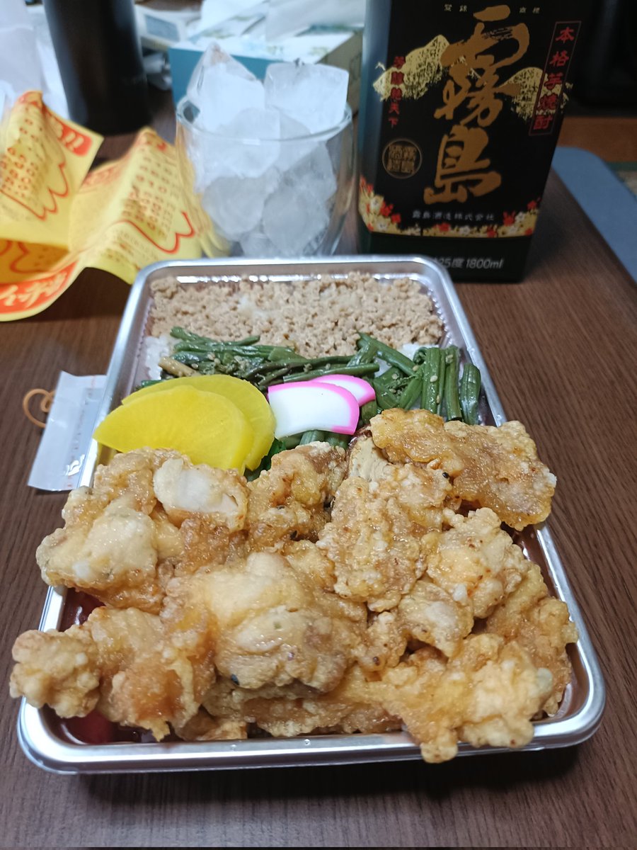 nmyKQovnVqkwTZT's tweet photo. 秋田市に行ったのでたいあん弁当😍唐揚げのおかずで唐揚げ倍増にして食べます👍
#夏バテ解消
#たいあん弁当 https://t.co/sDNv0jXrSY
