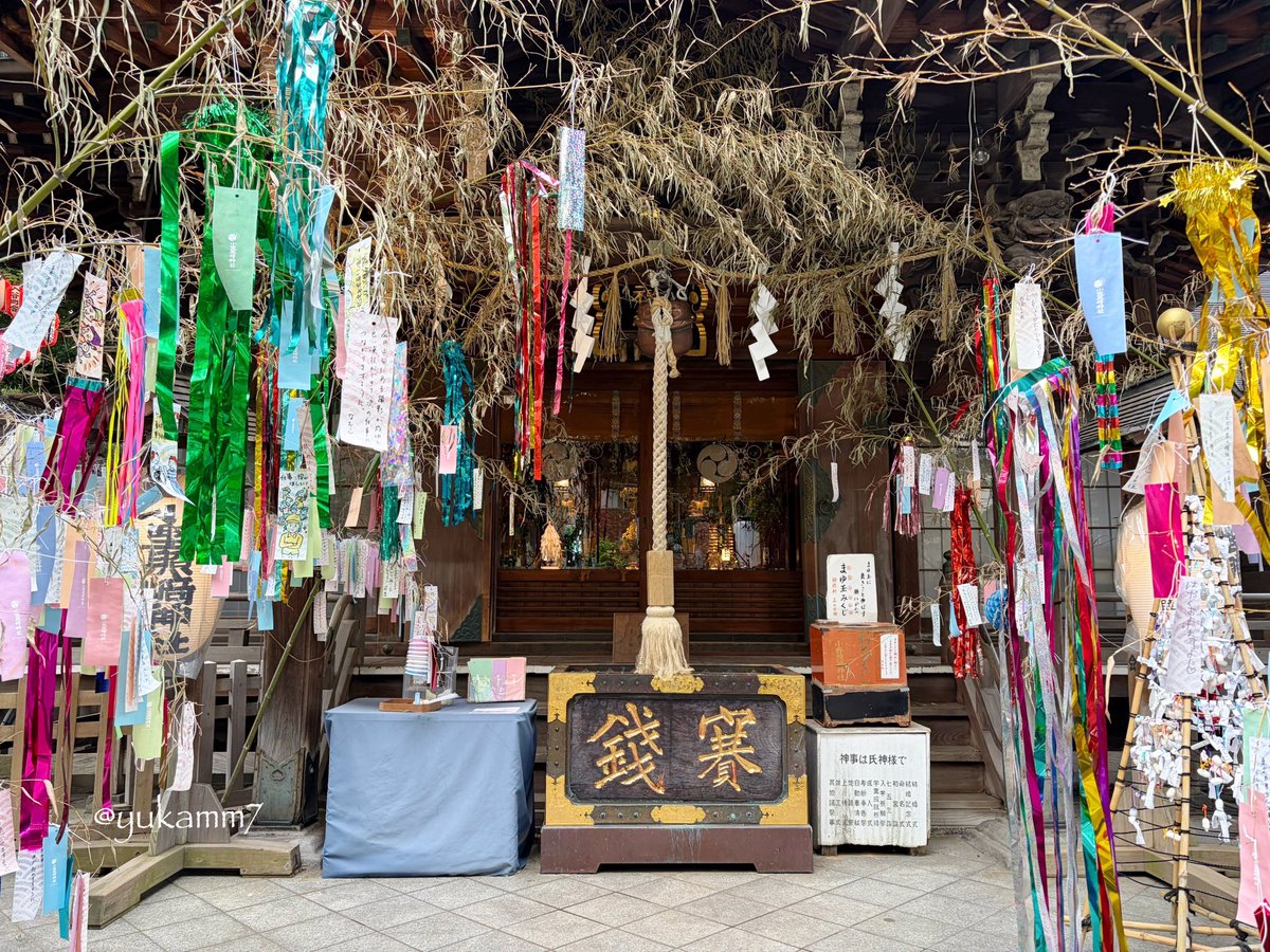 yukamm7's tweet photo. 【小野照崎神社(東京・台東区)】御祭神は学問・芸能・仕事の神様として信仰を集める小野篁公。七夕にお詣りしたのですが、茅の輪に加えてたくさんの短冊も掛けられていて、境内はとっても華やか！末社に相殿で祀られている、織姫神社のかわいい御朱印を拝受しました🎋🌟
#神社仏閣 #御朱印 https://t.co/otqHO98mIc