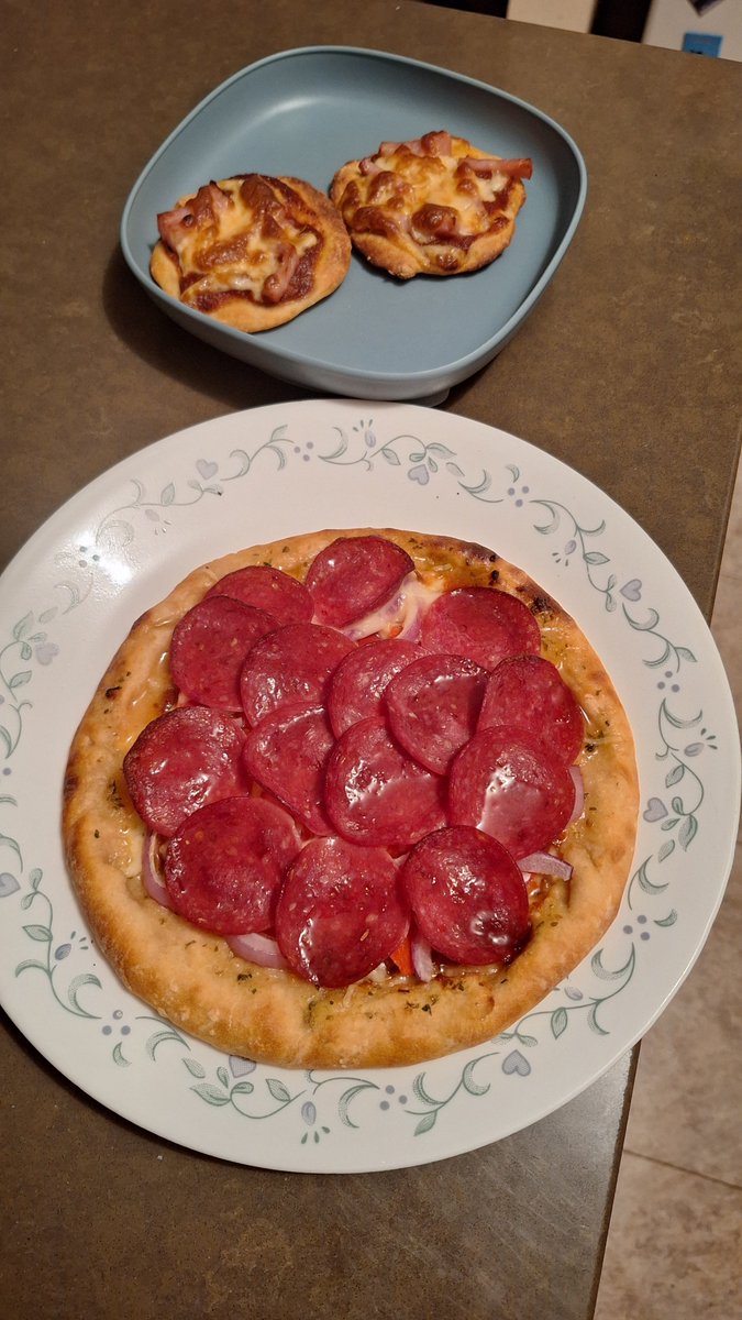 arny_64's tweet photo. Boys night means home made pizzas. Probably the most aesthetic one I've made for myself and then the little minis for the young fella https://t.co/iJCGDnejR3