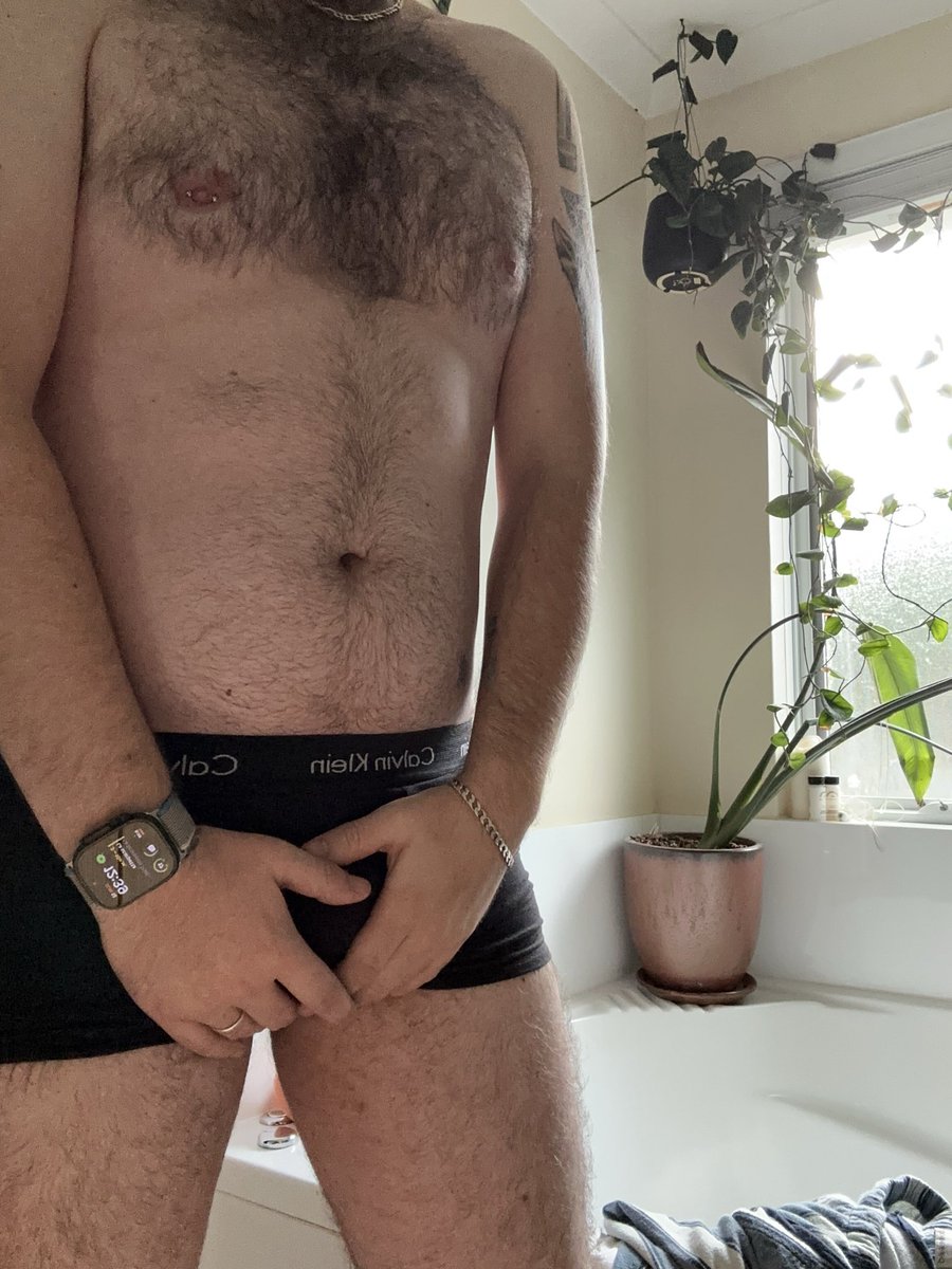 Irish_scent's tweet photo. Who’s got that horny Saturday feeling  😈

#blackunderwear #irishguy #calvinklein #horny #hairyguy https://t.co/rxlYuGceOJ