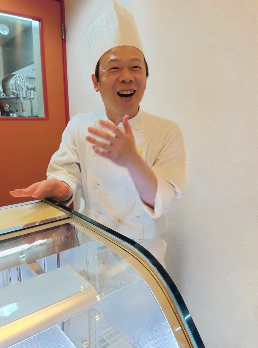 cutmelon2's tweet photo. 南港通りに、ステキなケーキ屋さんみっけ。。アンコールというお店。並んでるーキのロマンチックな事。 https://t.co/qIWosyOohd