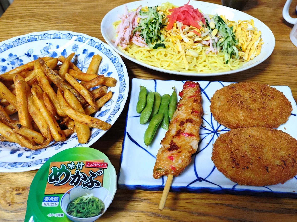 _end_omame's tweet photo. 今日の夕飯♪

休みだから惣菜で簡単に♪
コロッケ、スパイシーポテト
紅生姜天串、めかぶ
嫁ﾁｬﾝが食べたがった冷やし中華

かんぱーーい🍻٩(๑`^´๑)۶
#料理好きな人と繋がりたい
#おうちごはん𓎩𓌉𓇋 https://t.co/27EHdagvPg