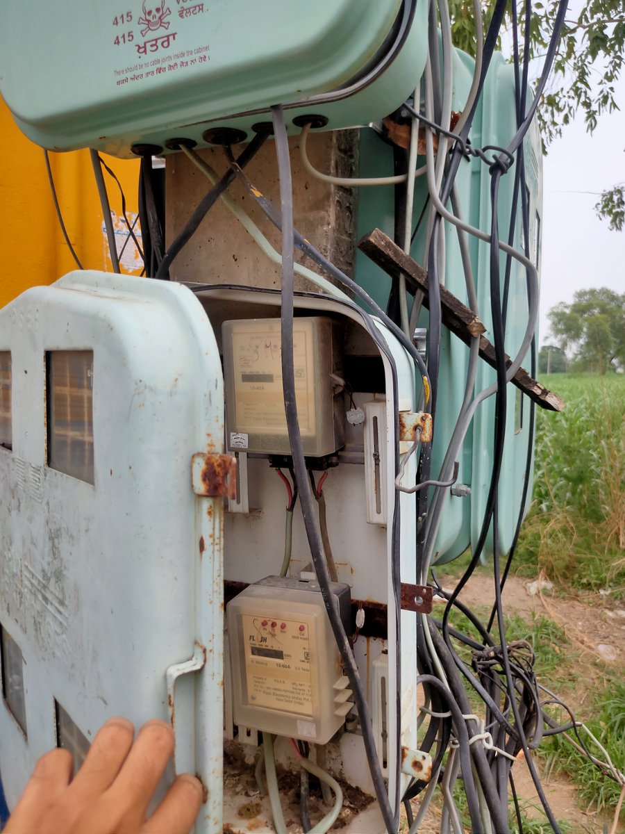 ErRajputDeepak's tweet photo. @PSPCLPb @GMDHsp 
Why these doors are open,
Can anyone of your employees explain this branches.
Boxes should be closed but someone did wiring connection illegal. 
Branch bhangale pind Salerian https://t.co/PJHuIfEmfD