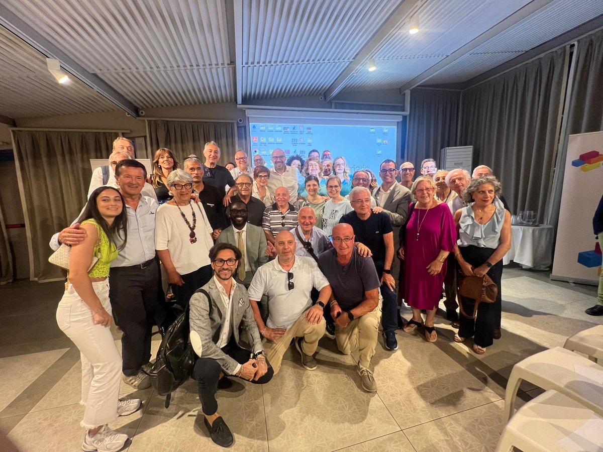 TeresaBellanova's tweet photo. Ieri, alle Primarie delle Idee in Puglia, ho voluto rilanciare una proposta sulla quale credo il centrosinistra e, comunque, la casa riformista debbano aprire una riflessione seria, anche alla luce della sempre minore partecipazione al voto delle cittadine e dei cittadini.
Se la legge elettorale continuerà a negare ai cittadini il diritto di scegliere i propri parlamentari, dobbiamo assumerci la responsabilità di farlo noi.
Per questo auspico, innanzitutto, che il centrosinistra voti a favore dell’introduzione delle preferenze quando la legge elettorale sarà discussa al Senato. Ma se ciò non dovesse accadere, dobbiamo adottare regole chiare e trasparenti: selezionare i candidati attraverso le parlamentarie, superare definitivamente il sistema delle pluricandidature, che finisce per indebolire il rapporto di fiducia tra elettori ed eletti, e fare in modo che ogni candidata e ogni candidato si presenti nel proprio territorio di riferimento.
Solo così possiamo ricostruire un rapporto di fiducia tra cittadini e istituzioni, restituendo agli elettori il diritto di scegliere davvero chi li rappresenta e ai rappresentanti la responsabilità di rispondere alla propria comunità.