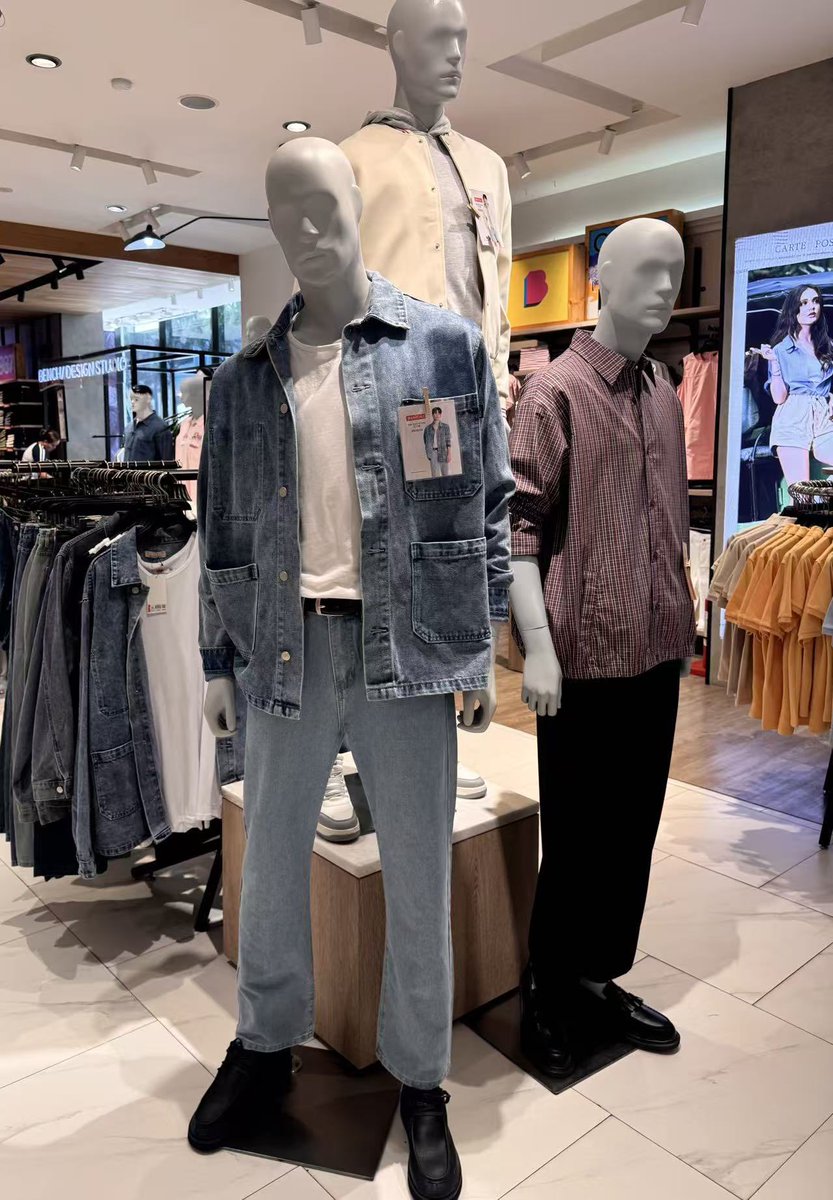EchoesOfKSH_CN's tweet photo. We visited the store today for our first batch of pick-ups!

According to BENCH sales, ever since Kim Soo Hyun's latest campaign dropped, fans have been coming in almost every day. His featured items have basically been stuck in an endless cycle of sold out → restocked → sold out again❤️‍🔥🔥

To keep things moving, we purchased all the in-stock items available for our group order today. Any remaining sizes and styles will be placed as a group order directly with BENCH.

💡The staff told us that, besides us, two other fanbases also called in today to place orders for Kim Soo Hyun's latest BENCH looks. The demand is real❤️

In the meantime, here's a look at the gorgeous #KimSooHyun photocards our friend spotted in-store📸

(*Due to shipping limitations, our group order is currently only available for Mainland China.)