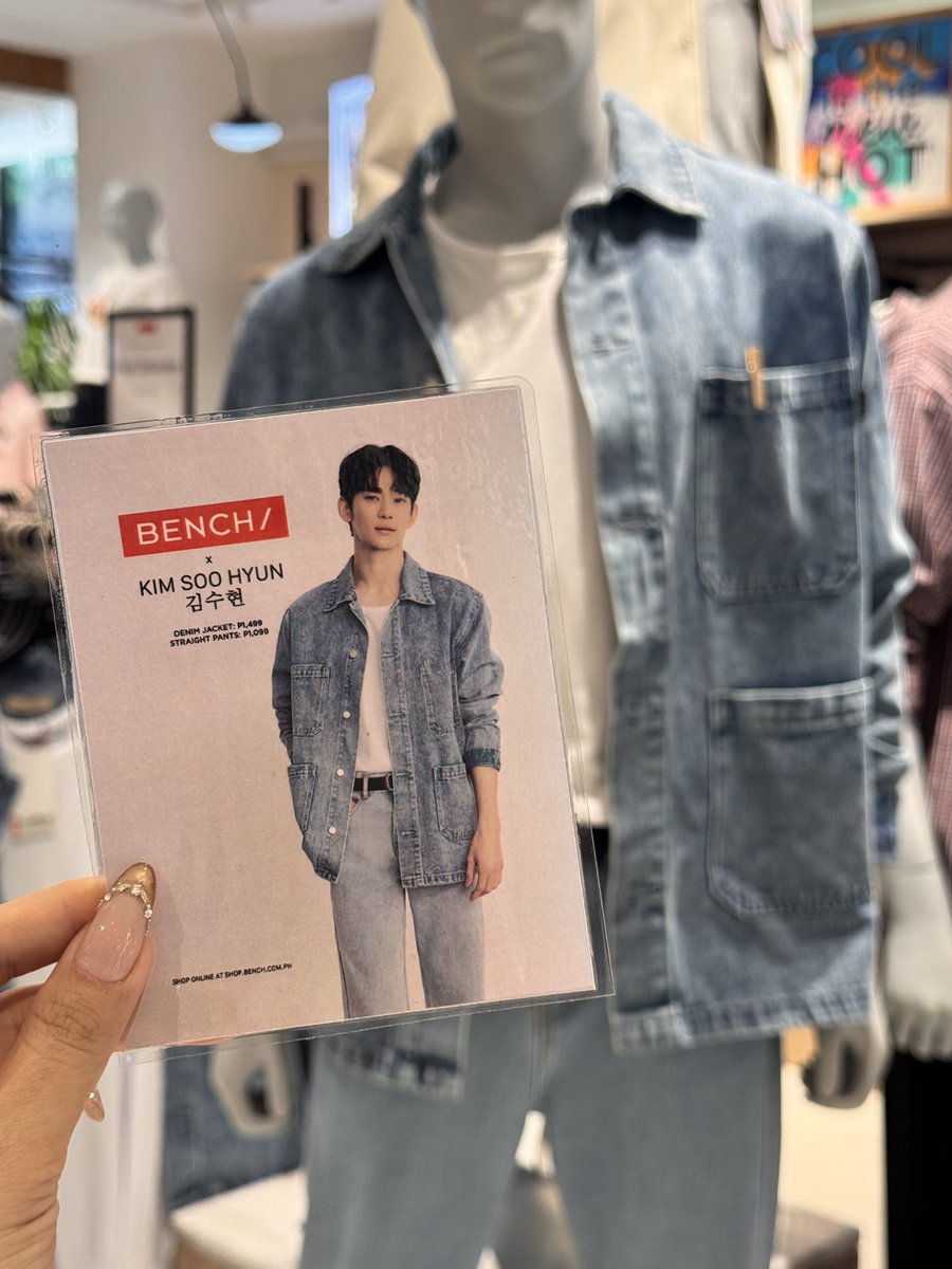 EchoesOfKSH_CN's tweet photo. We visited the store today for our first batch of pick-ups!

According to BENCH sales, ever since Kim Soo Hyun's latest campaign dropped, fans have been coming in almost every day. His featured items have basically been stuck in an endless cycle of sold out → restocked → sold out again❤️‍🔥🔥

To keep things moving, we purchased all the in-stock items available for our group order today. Any remaining sizes and styles will be placed as a group order directly with BENCH.

💡The staff told us that, besides us, two other fanbases also called in today to place orders for Kim Soo Hyun's latest BENCH looks. The demand is real❤️

In the meantime, here's a look at the gorgeous #KimSooHyun photocards our friend spotted in-store📸

(*Due to shipping limitations, our group order is currently only available for Mainland China.)