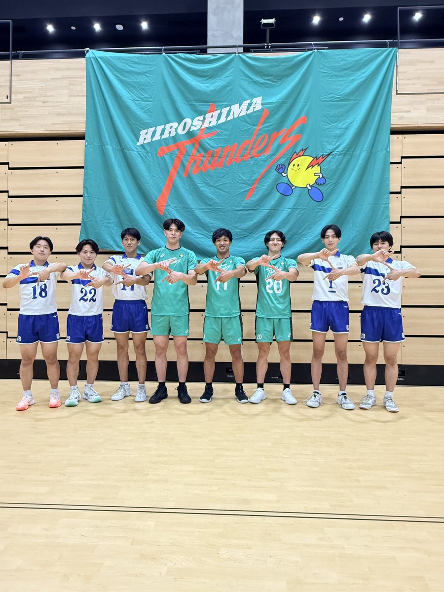 Thunders_vb's tweet photo. ⚡️社会貢献活動⚡️
7/18（土）
山口県下関市
下関×広島サンダーズバレーボールスクール2026
#柳北悠李 #坂下純也 #阿部大樹 選手が参加しました🏐

昨年に引き続き、東亜大学男子バレーボールさまにもご協力いただきました🙇

#広島サンダーズ
#hiroshimathunders https://t.co/EgzmFf5QIB