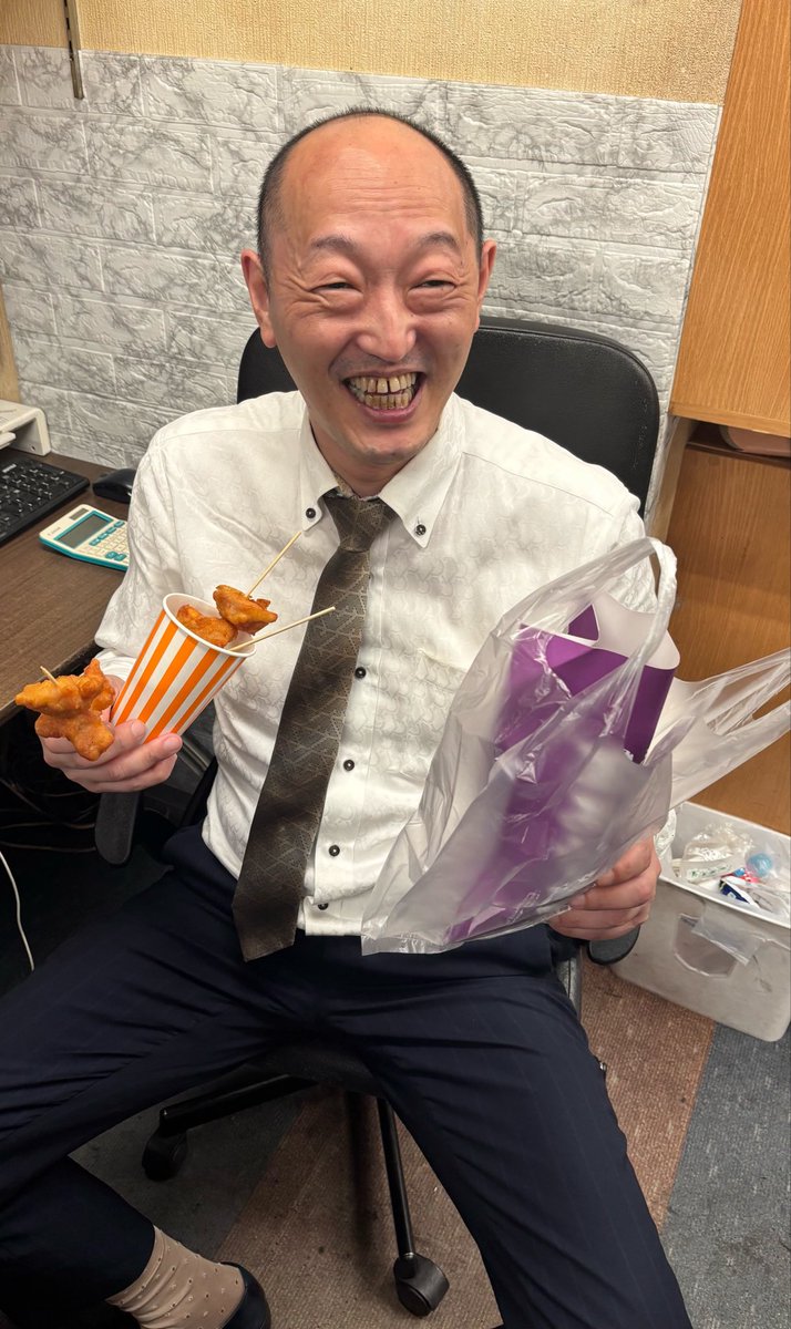 GTNM00's tweet photo. お土産あげたら喜んでた店長っ https://t.co/c62MFHBqS3