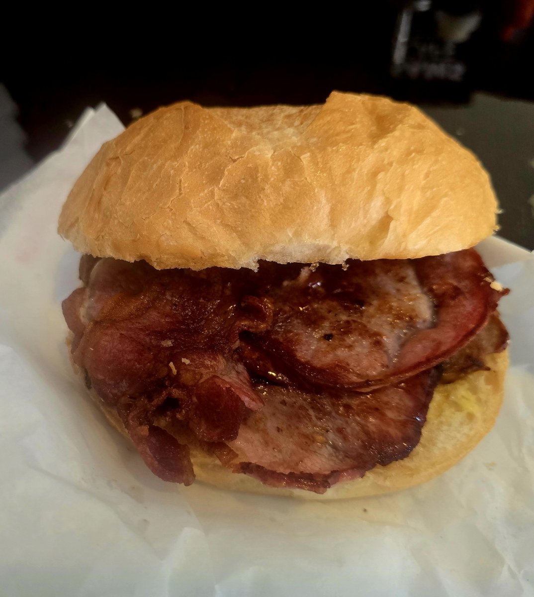 ChelseaDan5's tweet photo. It cant be easy for Sam's Cafe Bethnal Green Rd E2 being a few doors down from E Pellicci one of London's most famous cafe's but their £4.50 Sausage and Bacon Whote Crusty Roll was bang on with generous filling,Pay them a visit and support Proper Old School London Cafe's🥪🍻🍻 https://t.co/2Bfa968A9x