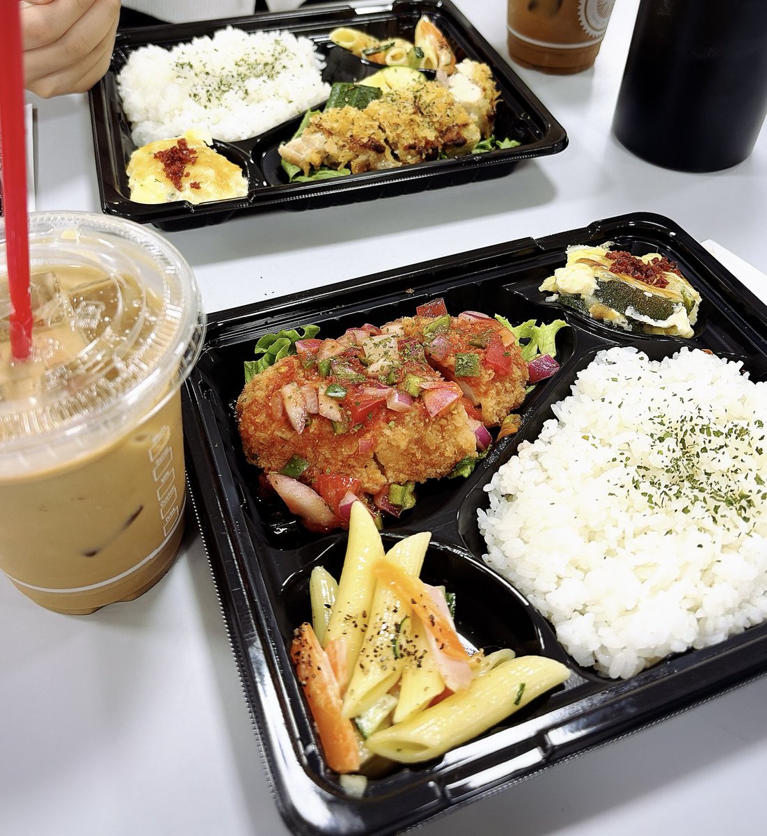 ayumisuk's tweet photo. 名古屋めし②
オープンキャンパスでの学食？のお弁当とコーヒー🤭模擬授業も親も受けて新鮮でした🤩坂が多めで明日は筋肉痛の予感😵🙈👹人が多すぎて（若い子🤭）アクスタを出して撮る勇気ががなかった🫠🤣 https://t.co/jGlgeMc80q