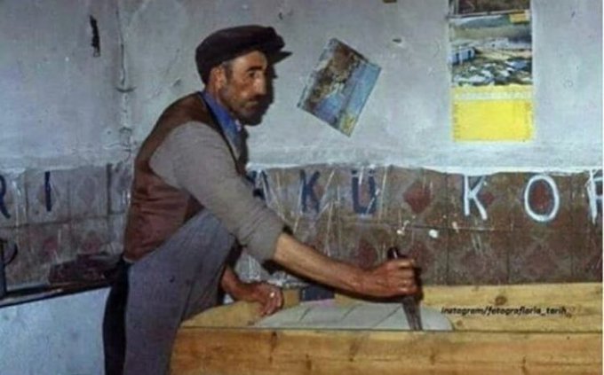 ilbilgemedya's tweet photo. 1980 yılında Kars’taki bir peynir imalathanesinde çekilmiş bir fotoğrafta, duvarda

“Tanrı Türk’ü Korusun” yazısı yer alıyor. https://t.co/HQIPJTVEmp