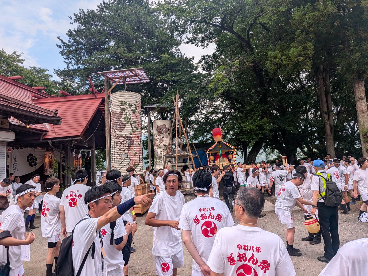 555VerAina's tweet photo. 地元の祭りが始まり、雰囲気だけでもと楽しんで来ました♬
暴れ神輿は昔に担いだ事がありますが、懐かしく出陣式を眺める事が出来ました。
いつも梅雨明け時で雨にみまわれる事の多いこのお祭りですが、今日は大丈夫かな⁉️
このあと暗くなってからの花火も楽しみです。 https://t.co/XD1QzD4ixA