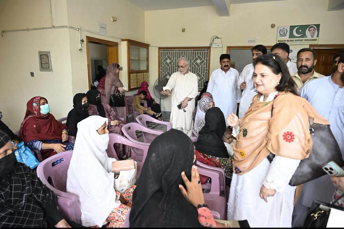 PPPDigitalKPK_'s tweet photo. چیئرپرسن بینظیر انکم سپورٹ پروگرام سینیٹر روبینہ خالد کا ہری پور میں بی آئی ایس پی دفتر کا دورہ۔ چیئرپرسن نے وہاں موجود خواتین بینیفشریز سے ملاقات کی، ان کے مسائل سنے اور عملے کو ہدایت کی کہ انکے سائل کو فوری حل کیا جائے۔
@RubinakhalidPPP
#BISP
#PPPDigitalKP https://t.co/kIHEUCPg8O