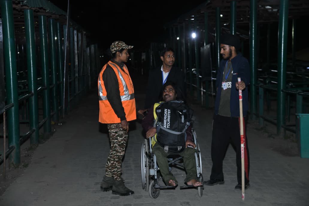 crpf_srinagar's tweet photo. The #CRPF ,May I Help You ! Team is dedicated to serving the devotees of the Holy #AmarnathYatra with commitment, compassion, and care. From guidance and assistance to ensure a smooth pilgrimage experience.
We stand ready to help every yatri on their sacred journey
@crpfindia https://t.co/Ieo0yv3Jgu