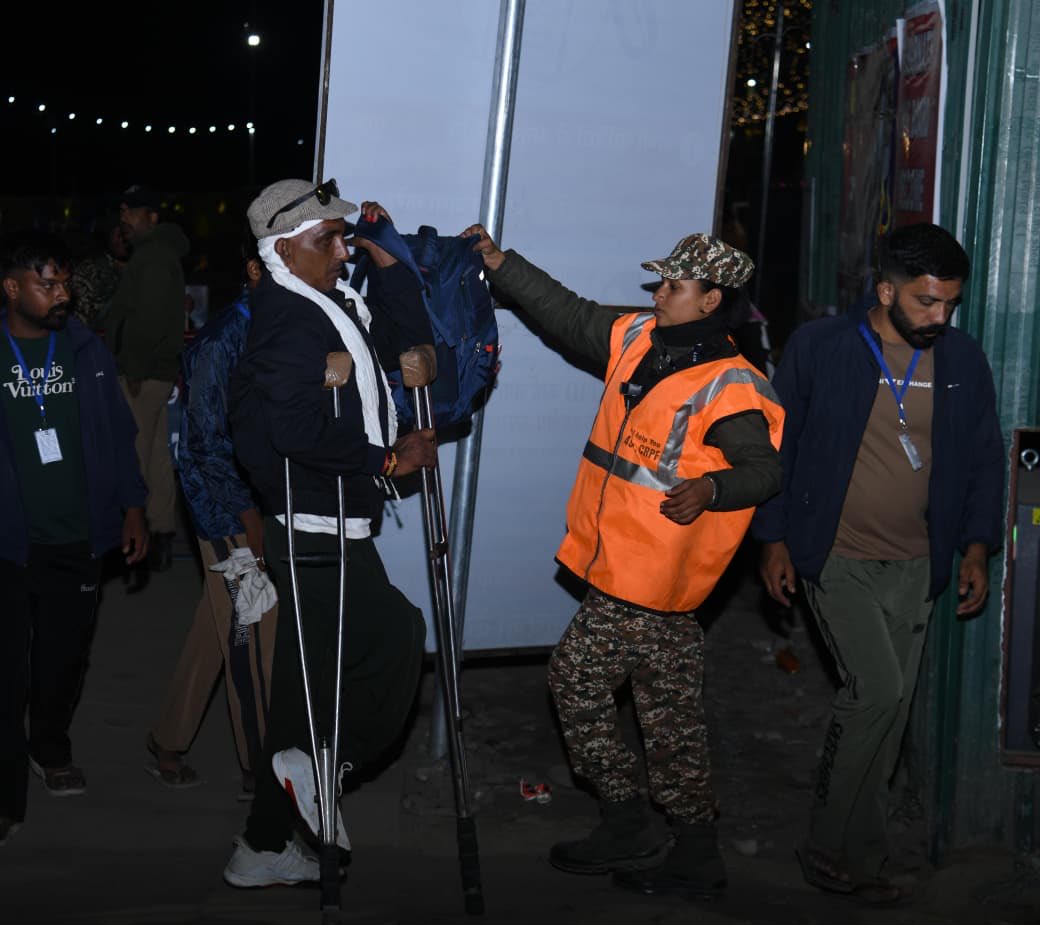 crpf_srinagar's tweet photo. The #CRPF ,May I Help You ! Team is dedicated to serving the devotees of the Holy #AmarnathYatra with commitment, compassion, and care. From guidance and assistance to ensure a smooth pilgrimage experience.
We stand ready to help every yatri on their sacred journey
@crpfindia https://t.co/Ieo0yv3Jgu