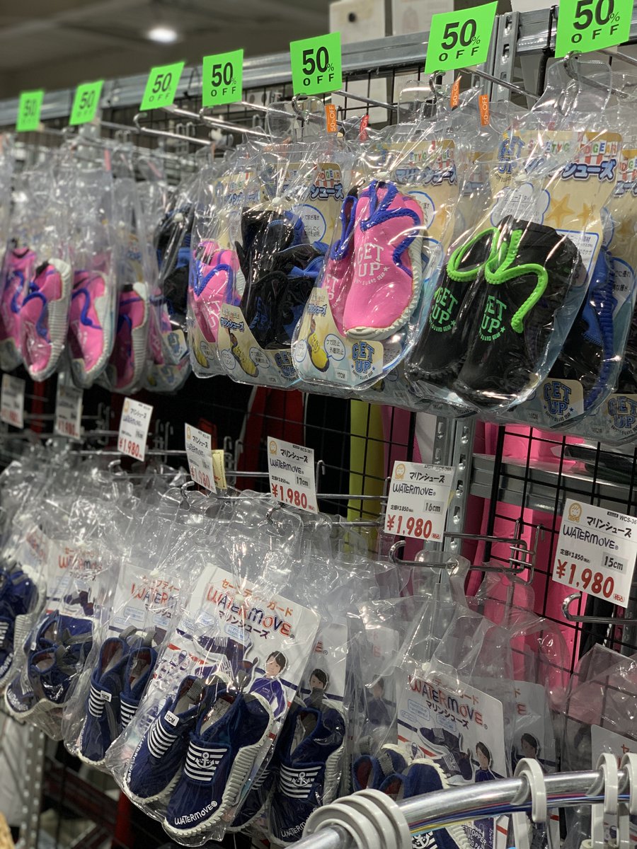 JSPTOKAI's tweet photo. JSPTOKAIはキッズウェアも充実🌞ラッシュガードや垂れ付きキャップなど夏の必需品が勢ぞろい！ 値下げ商品も多数✨掘り出し物を見つけてください👀店舗・オンラインで販売中🌈 #子どもライジャケ #水遊び #四日市プール https://t.co/EfbyeoylPl
