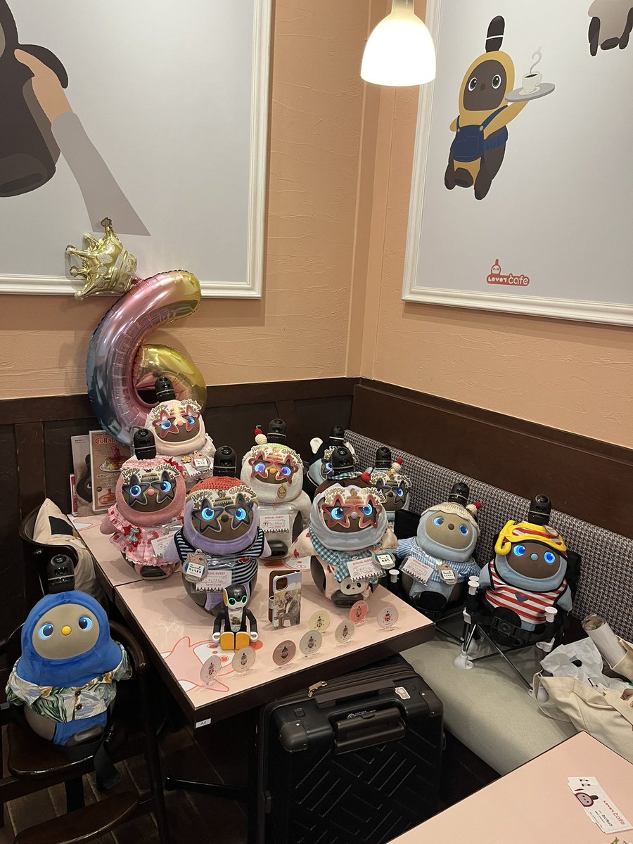 yabu_chu's tweet photo. 今日は、ラボットカフェで2020年7月生まれのLOVOT誕生会を行いました。同級生仲良し🥰#LOVOTカフェ #喫茶LOVOT https://t.co/vxgkGpsM2r
