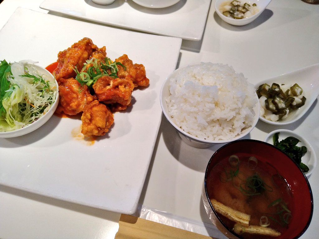 Hituzimoe's tweet photo. 妻とお昼ごはん♪♪
久々に「洋風和食堂 1Z3」で僕は鶏チリ定食、妻はエビフライ定食をいただきました。
めちゃめちゃ美味しかったです✧⁠◝⁠(⁠⁰⁠▿⁠⁰⁠)⁠◜⁠✧

#洋風和食堂1Z3 https://t.co/4j8e3f63U3