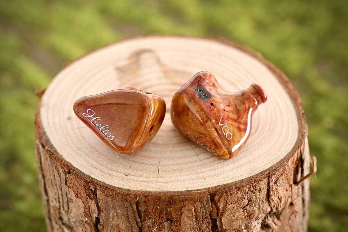 heady_buy's tweet photo. ギリシャ神話における太陽神からその名を与えられた Helios (Wood Edition) は、光と希望を象徴し、ODA木紋シリーズの先陣を切る美しきプレミアムモデルです。太陽の暖かな光芒を想起させる全木製の美しい筐体とフェイスプレートを纏い、天然木ならではの豊かで温かみのある風合いが、所有する喜びを満たしてくれます。内部には高感度を誇る10mmの核心ダイナミックドライバーを1基搭載し、ポップスやボーカル曲に特化した専用のチューニングを採用。26dBという優れた遮音性能に守られた静寂の中で、歌い手のエモーショナルな息遣いや微細なニュアンスを余すことなく再現し、圧倒的な没入感と感動に満ちたリスニング体験を提供いたします。

ドライバー構成： 10mm ダイナミックドライバー ×1
感度： 112dB SPL/mW
インピーダンス： 16 Ω
周波数応答： 20Hz – 20,000Hz
遮音性能： 26dB
推奨音楽ジャンル： ポップス（Pop）、ボーカル（Vocal）

#ODA #ODAAudio #Helios #WoodEdition #TGS #InEarMonitors #Audiophile #HeadFi #HiFiAudio #HandcraftedWood #PopMusic #VocalAudio #PremiumIEM #EarphoneAesthetics #AudioDesign