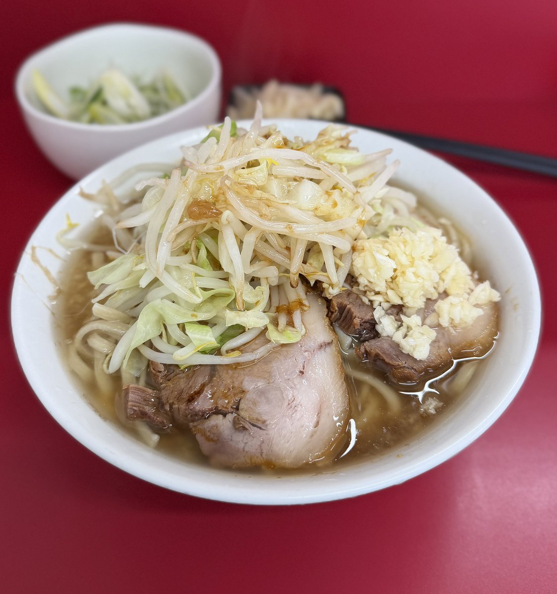 katame20's tweet photo. ラーメン二郎@神田神保町
小_少ﾆﾝﾆｸｶﾗﾒうずらしょうがねぎ

8ヶ月ぶりの元ホーム。
社長も助手さんも暖かく向かいいれてくれて 感無量です😭
あえての熱いラーメンは当然言うことなし。
確実に美味いし大満足！腹パンだー😅
来週再来週も楽しみ👍 https://t.co/2296dvEwLz