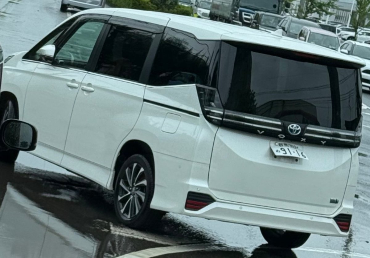 a3nhy's tweet photo. 四駆みたいな車高でナンバーだけシバいてるフルノーマルのヴォクシーが目についてしまいますね。 https://t.co/waMKeAB3ux