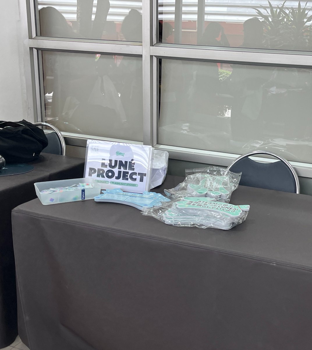 andteam_th's tweet photo. LUNÉ Project Pick up zone

📍near GATE 2 on the way to the womens toilet

Slogan  + flash stickers

Once you collect the slogans, please feel free to take a few to distribute to other LUNÉ who are coming to the concert as well🫶🏻

#BLAZETHEWAY_BANGKOK 
#andTEAM #หมาป่ามาไทย https://t.co/GBsl877ip1