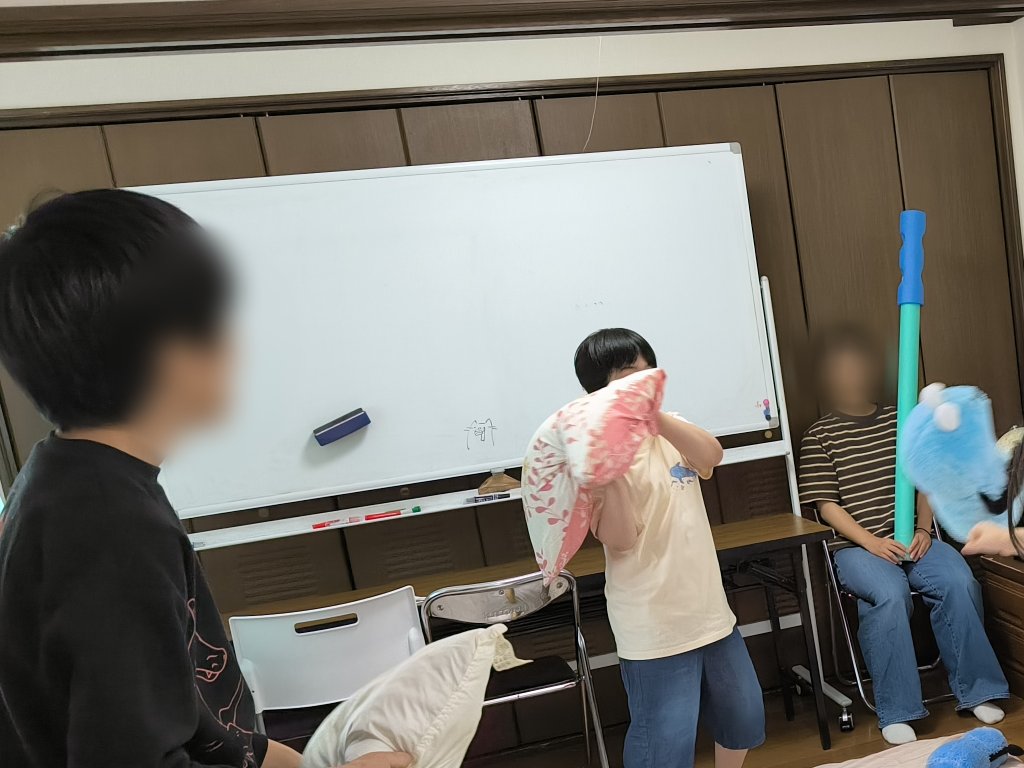 fs_minamo's tweet photo. 今週のみなも💫
・みんなで枕投げ！！🛏️
・今はやりの「めっちゃカメレオン」🦎
・ボードゲーム「おばけキャッチ」👻
・スマブラ大会だ！🎮️
#フリースクール
#不登校 https://t.co/u1rTfaM8Ht