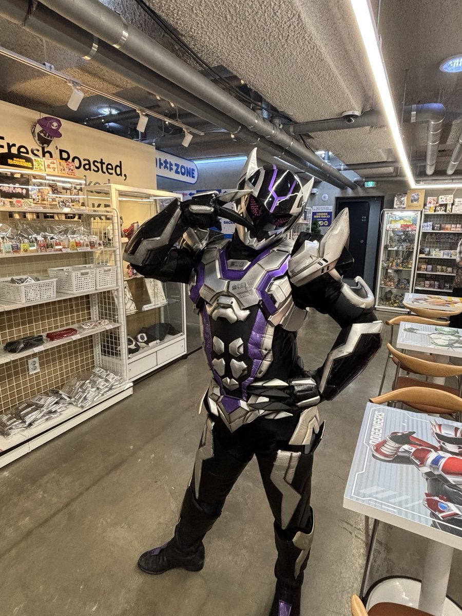 figurepresso_cf's tweet photo. 야바이 가면의 깜짝 등장 ! 🫣
과연  도겐져스 콜라보 카페에 무슨 일이...?! https://t.co/ZjHqCcZEQv
